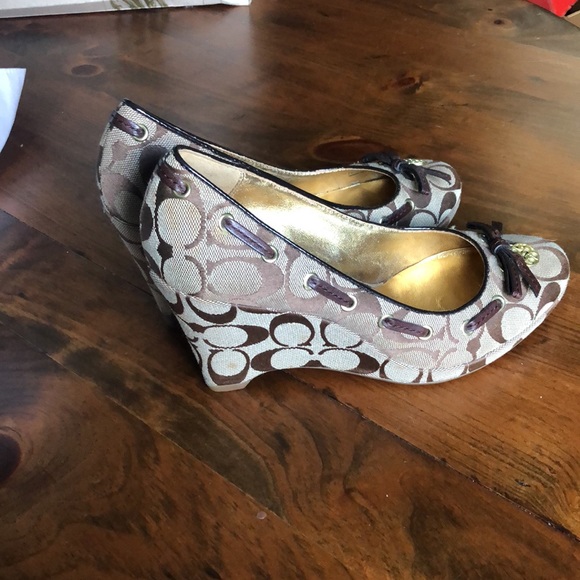 Slightly used like new vintage Coach Wedge heels - Picture 3 of 3